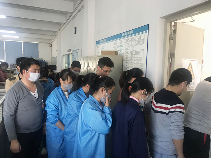 模擬警報響起員工撤離瞬間