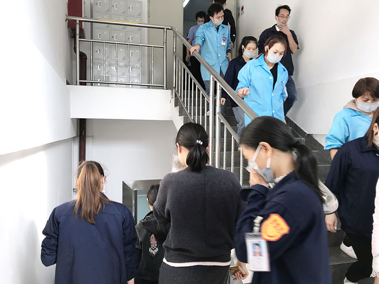 模擬警報響起員工撤離瞬間2