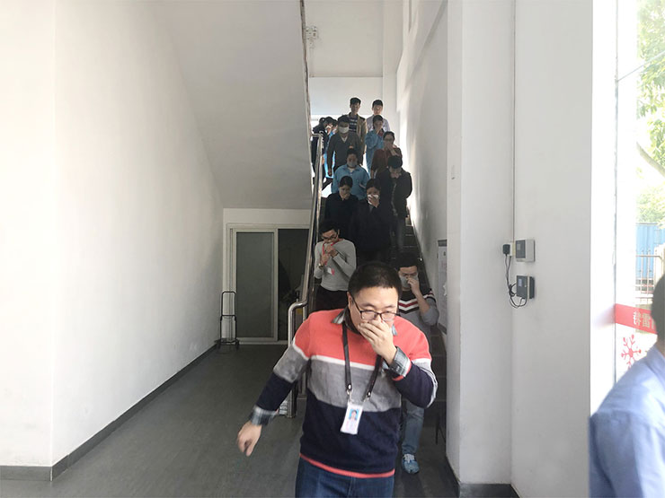 模擬警報響起員工撤離瞬間3