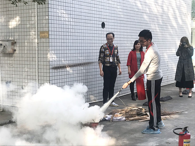 各位員工實踐滅火器使用