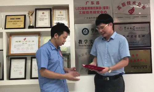 第一名選手上臺領獎