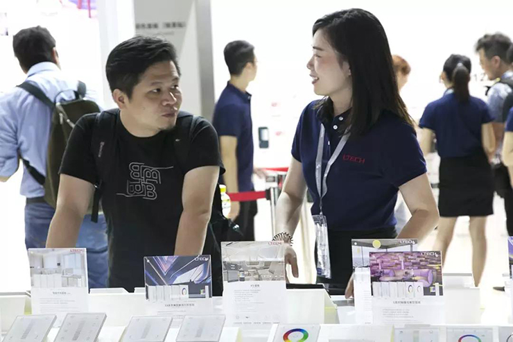 銷售人員為客戶服務2