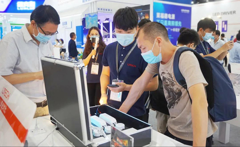 現場積極體驗產品的客戶