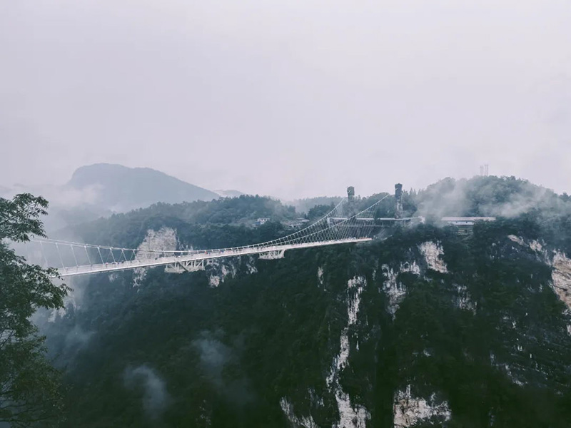 玻璃吊橋全景