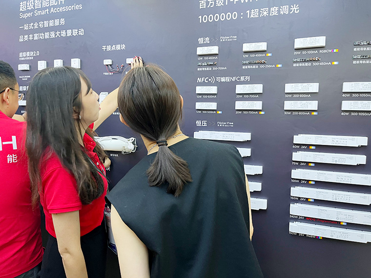 現場人員為客戶講解雷特NFC全指令可編程電源展示墻