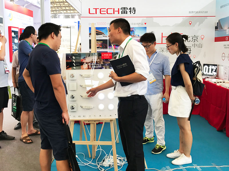 雷特展位現場客戶接待圖