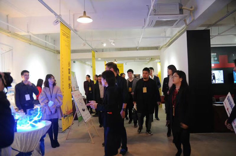 行業大咖參觀咨詢小雷展位