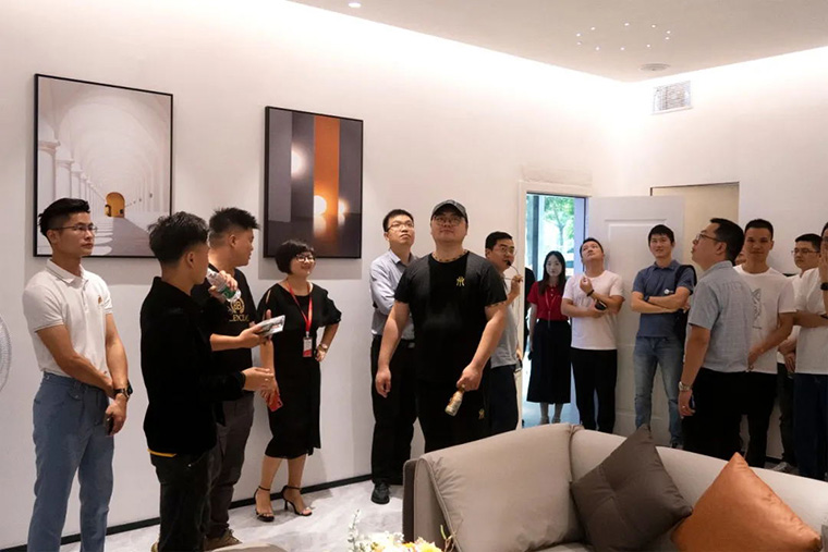 學員體驗雷特全宅智能展廳