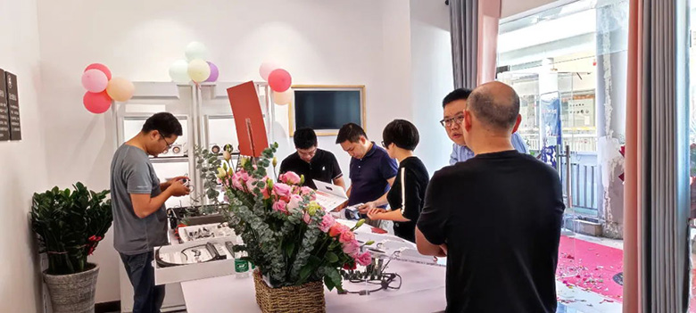 工作人員為客戶介紹雷特產品2