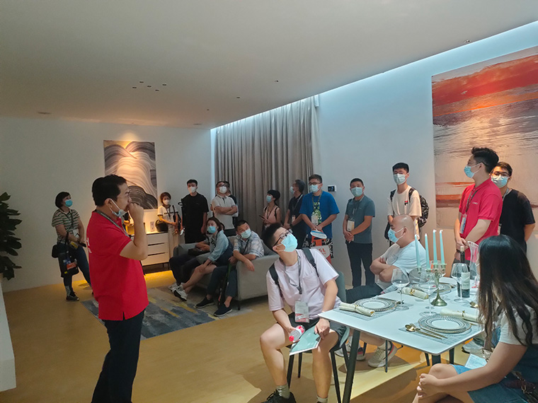 雷特沉浸式體驗區講解中